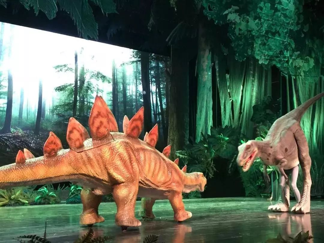 该剧把高仿真恐龙搬到舞台与儿童剧进行融合,通过史前小精灵探险的
