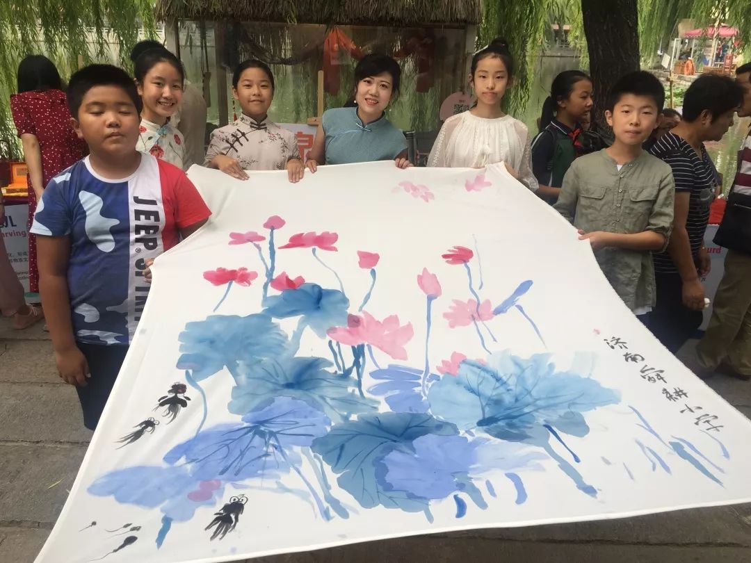 其实这是济南市舜耕小学同学们在丝绸上创作的"彩墨润泉城"国画作品.