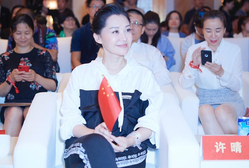 50岁许晴终于"藏不住了,扎丸子头减龄侧颜好美,看完我服了