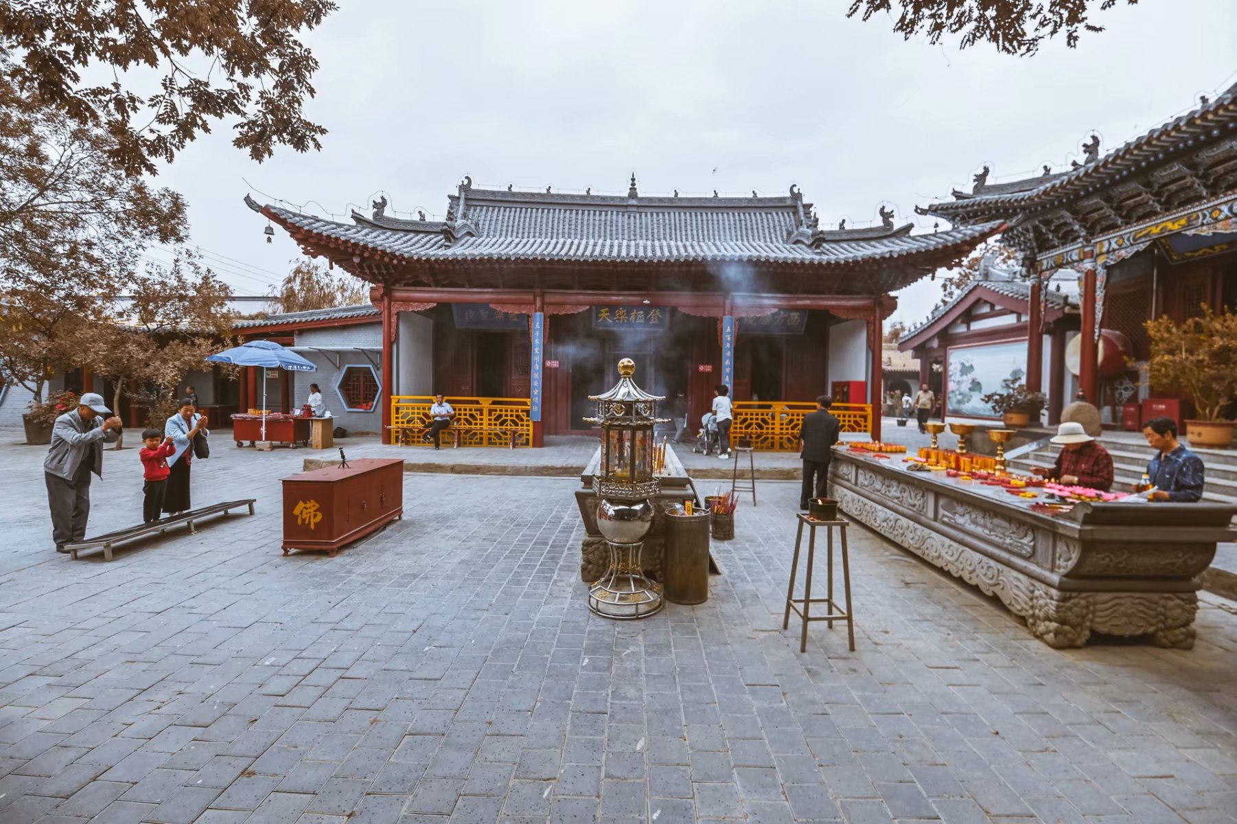 张掖西来寺,虽大隐于世,香火却甚旺