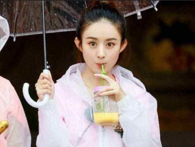 星喝水怎样防止染上口红?范冰冰动作不好看,唐