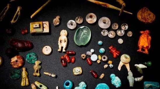迷魂药、人的牙齿、猫眼石？两千年前的巫师宝盒里究竟有什么