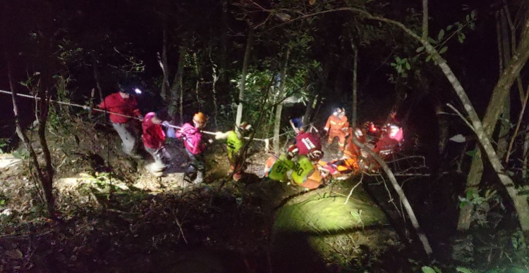 广州5驴友被困鸡枕山，1人被雷击伤，消防徒步10小时连夜救援