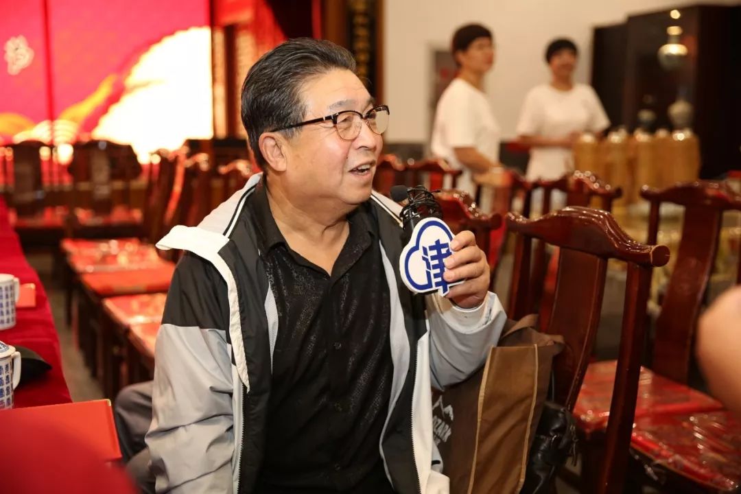 从笑声中品味着什么