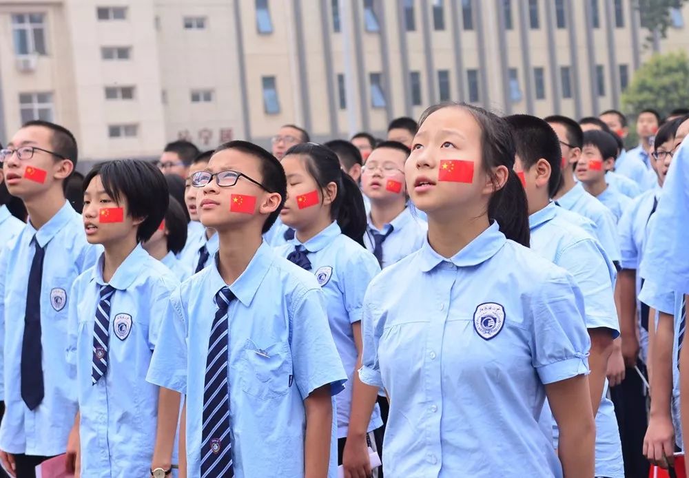 你的名字比我生命更重要巨幅国旗在石家庄二中教育集团传递