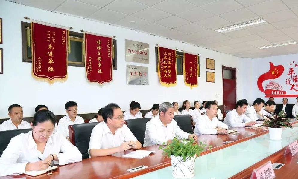 县委第九巡回指导组组长韩中军传达了县委有关精神