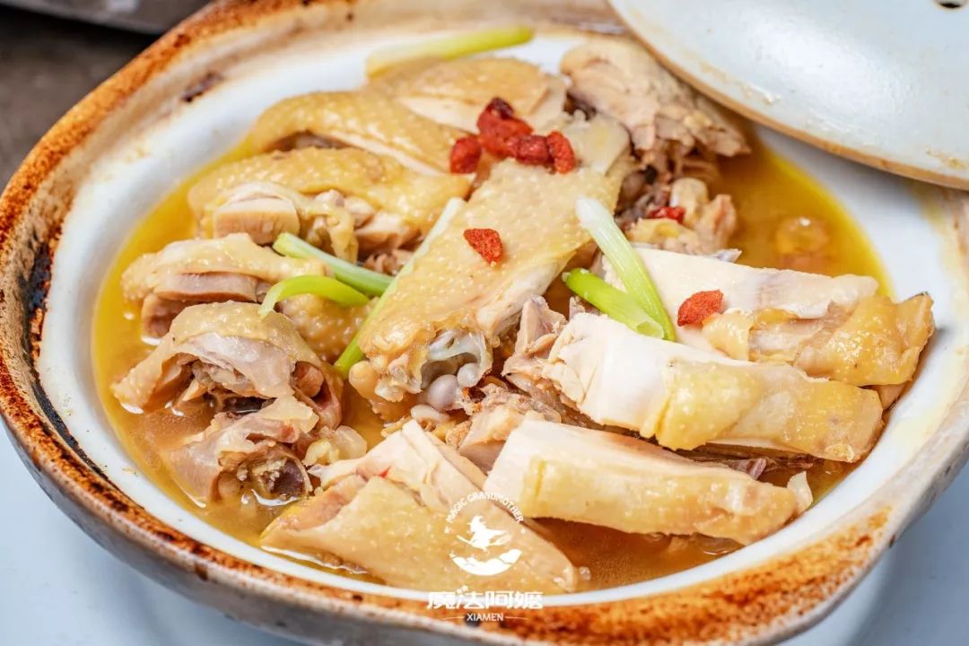盐酒鸡是一道民族特色菜,特别之处就是 加入了客家米酒,煲出来的 鸡肉