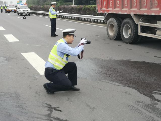高速交警三支队一大队联合多部门开展交通事故应急演练