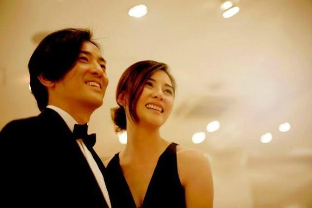 原创郑伊健督促妻子公园健身蒙嘉慧穿短裤压腿显吃力老公帮忙超恩爱