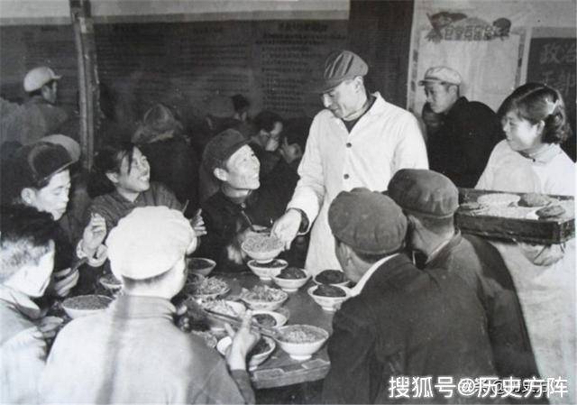 人民公社食堂"大锅饭"真实历史照片,食堂公布开支情况