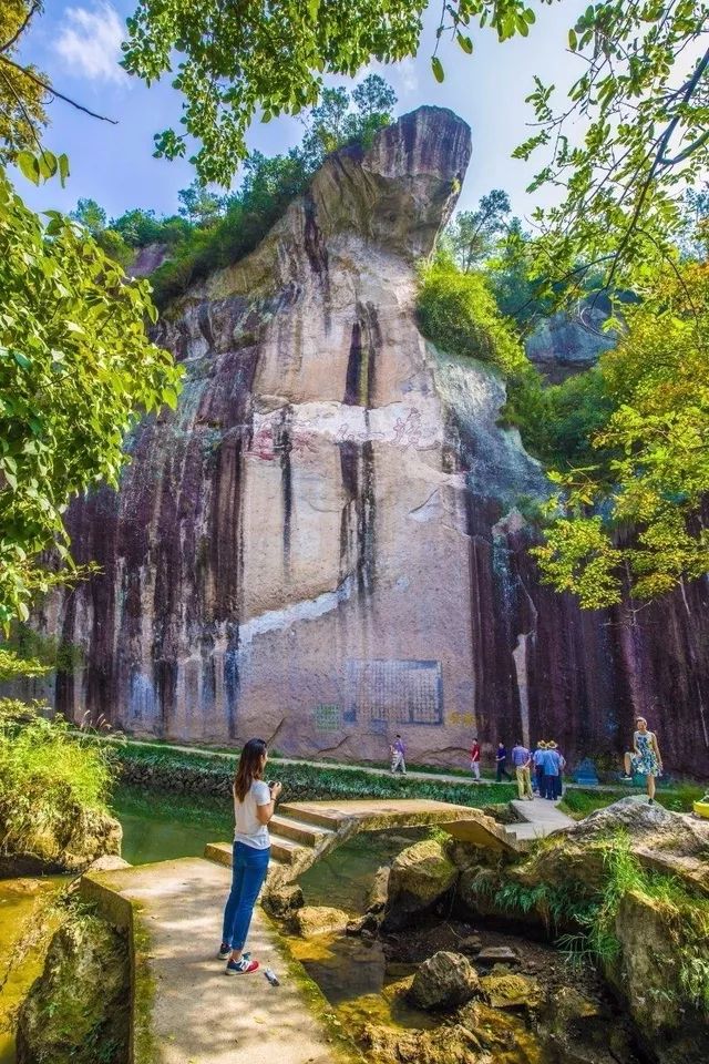 仙都景区内的小赤壁,山崖上还刻着"蓬莱仙境"四个字,看来是个修仙之地