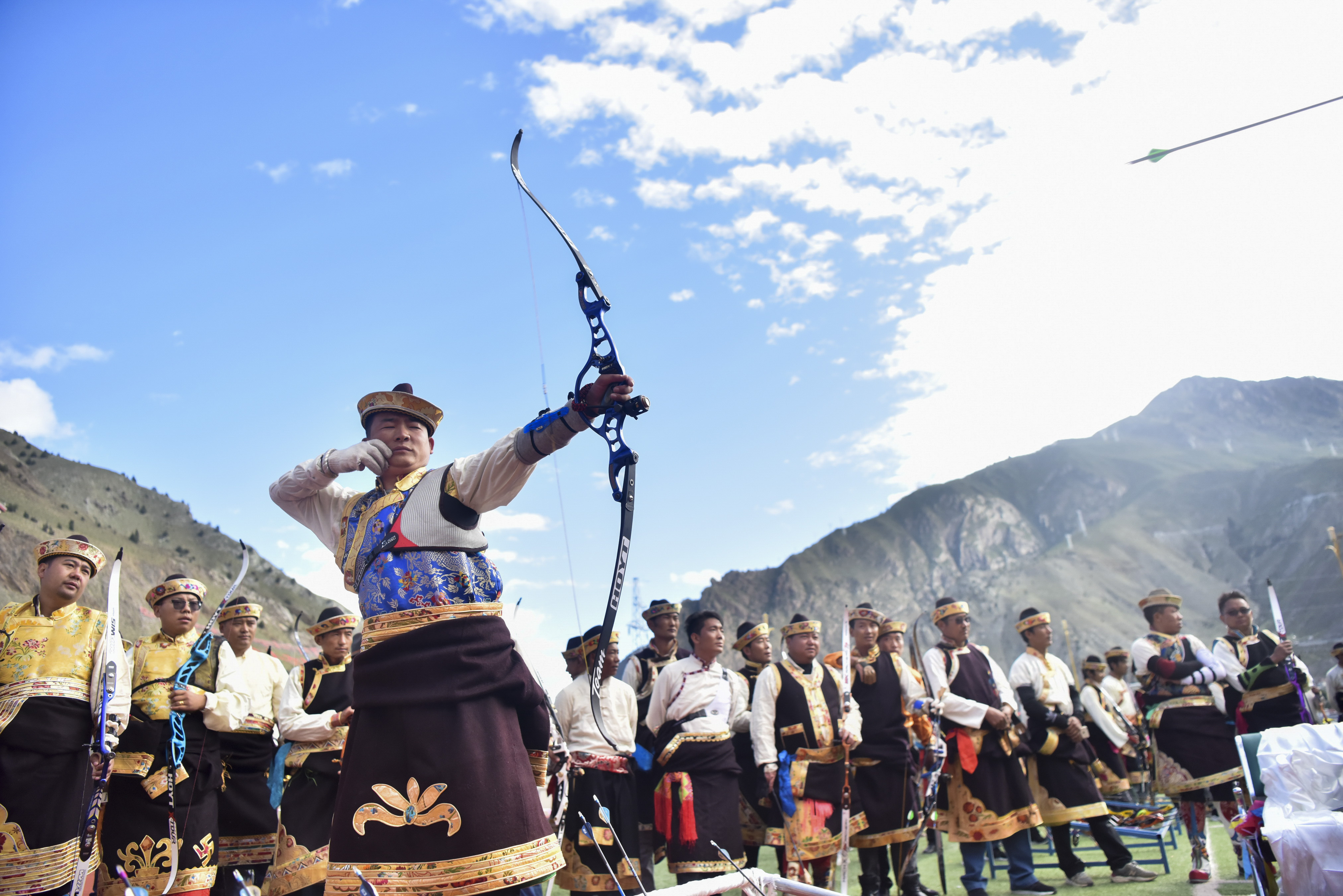 高原上的藏族传统体育运动会