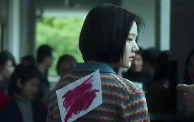 有一部反映校园暴力题材的电影《悲伤逆流成河》,影片中,易遥因为