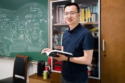 张磊老师在北京国际数学研究中心办公室 -北京大学北京国际数学