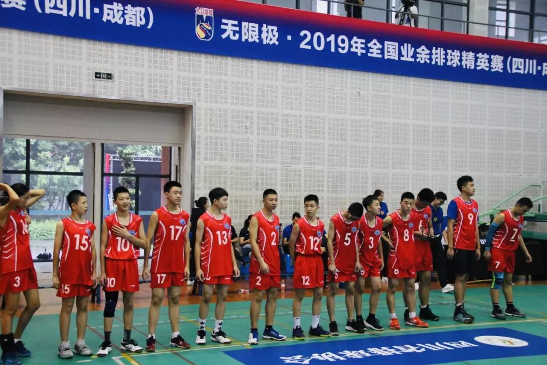 我校初中男子排球队代表成都七中参与了比赛,七中学子赛场下彬彬有礼