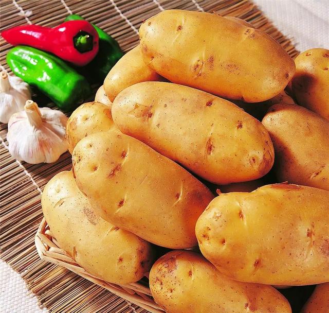 土豆加鸡蛋煮着吃 24c4d81bb7484701a7770eb755fe3fa7.jpeg