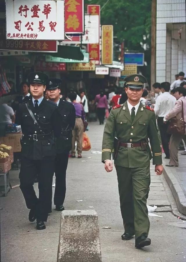 1996年,深圳沙头角镇中英街,深,港两地边防兵在3号界碑两侧巡逻.
