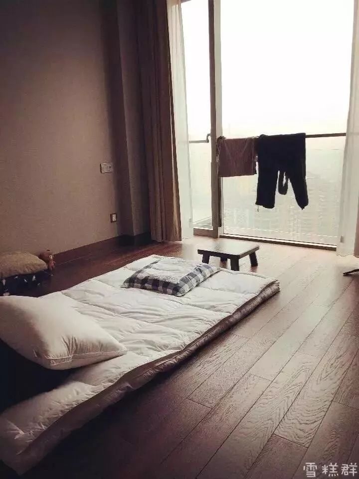 郑爽公开卧室照片引热议：“性冷淡”的人生，真的很爽