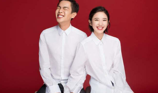 明星们结婚证件照都是白衬衫,唯独他俩黑T恤却
