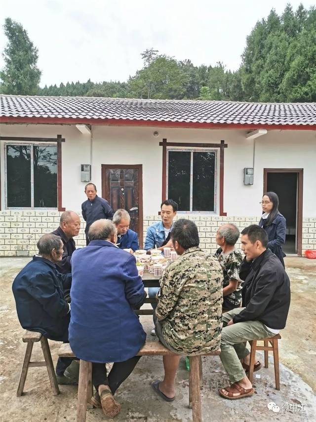 住上好房子,通山乡黄谷村易地扶贫搬迁户乔迁新居