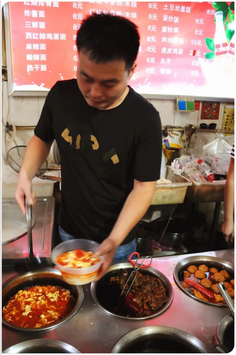 新华路上的米其林街边店我有一碗面足以慰风尘