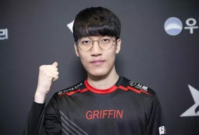 韩服排行查询_厂长也需要抱大腿,韩服排位偶遇Faker,查看战绩直呼要躺赢