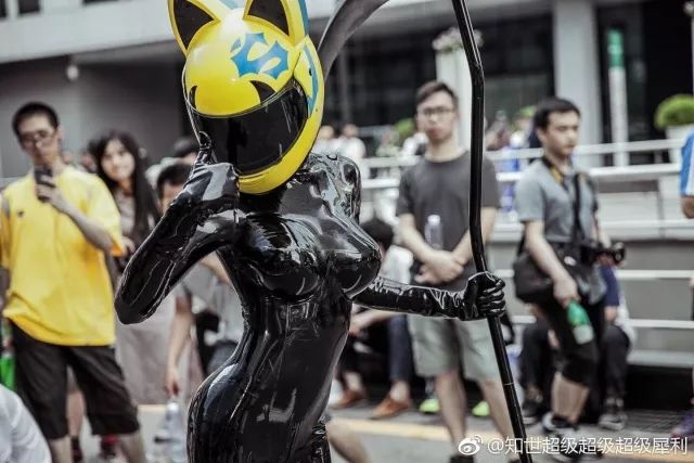 如果在ins上搜索说:#rubberfetish,或者#latex 可以看到很多图片.