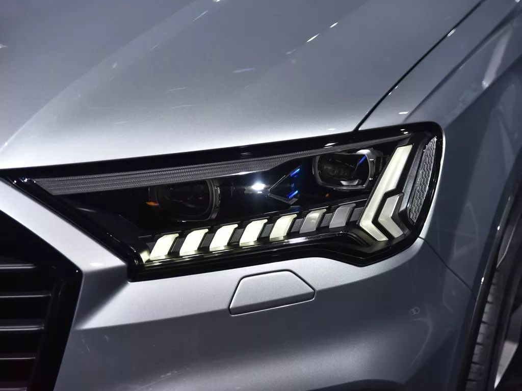 矩阵式led大灯灯组造型犀利无论是颜值还是实用性都不会让你失望并且还可