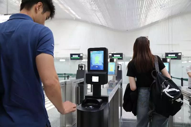广州白云国际机场启用 "易安检"模式 首批投入运行的 10条 "易安检"