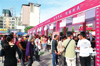 安居区举行高校毕业生暨就业扶贫大型招聘会