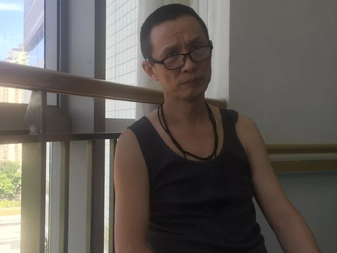 「十点她言」原创父母车祸当场身亡，6岁哥哥安慰2岁妹妹别哭：世上有一种爱，叫兄长