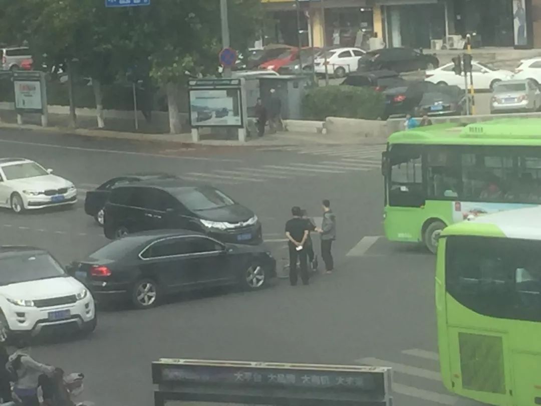 密云信远十字路口发生车祸!司机下车后竟然