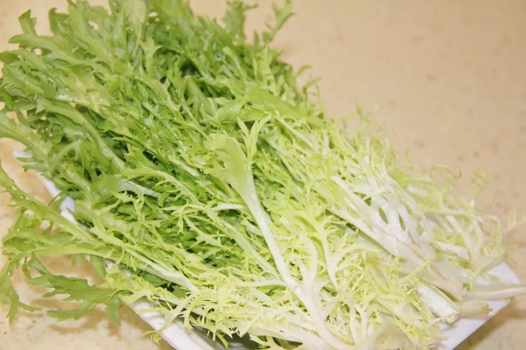 翠绿的苦菊菜清爽十足,用它来缓解肉的厚重感,再好不过.