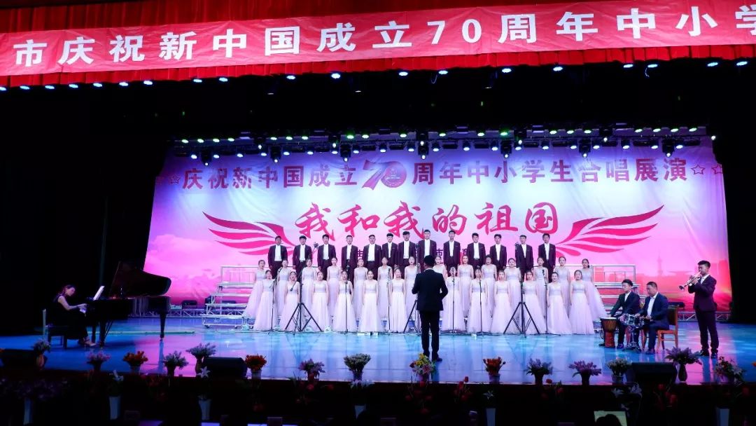 我和我的祖国合唱背景图片 81fc746ced57407fb2d160ffa77089d4.jpeg