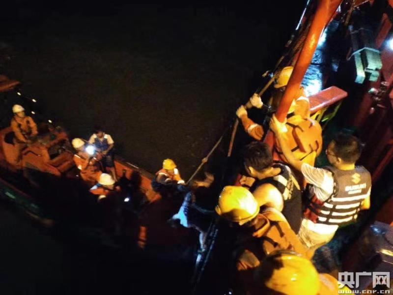 广东惠州海事局成功救助遇险游艇上全部5名人员