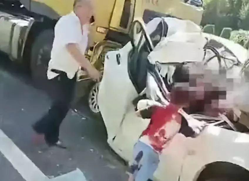 「十点她言」原创父母车祸当场身亡，6岁哥哥安慰2岁妹妹别哭：世上有一种爱，叫兄长