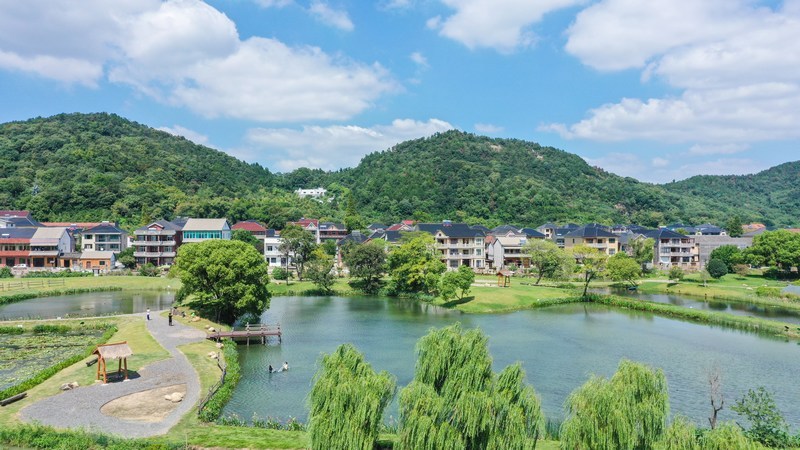 9月19日,航拍浙江省湖州市德清县下渚湖街道二都村,游客坐着观光船在