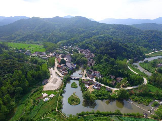 这是信阳市新县周河乡西河村一景(2017年8月3日无人机拍摄.