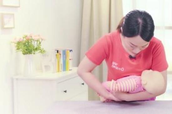 卓妈学堂：原创宝宝抱着睡放下就醒，宝妈要了解要抱睡的原因，解决宝宝睡眠问题