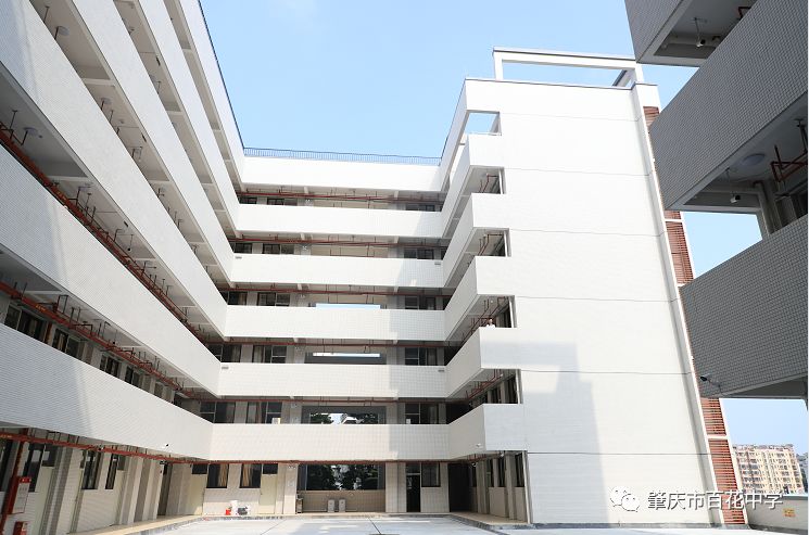 9月15日,肇庆市百花中学学生正式入住宿舍楼,学校饭堂投入使用,百花