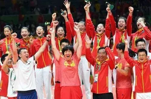 在她的带领下 时隔12年 中国女排再一次获得了奥运会冠军