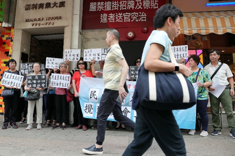 市民朱小姐表示,在数次暴力冲击的场面中,看到港警在执法过程中,被