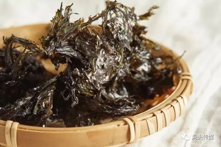 环境中极容易吸湿回潮发霉变质,甚至还会滋生细菌,所以紫菜干品的保存