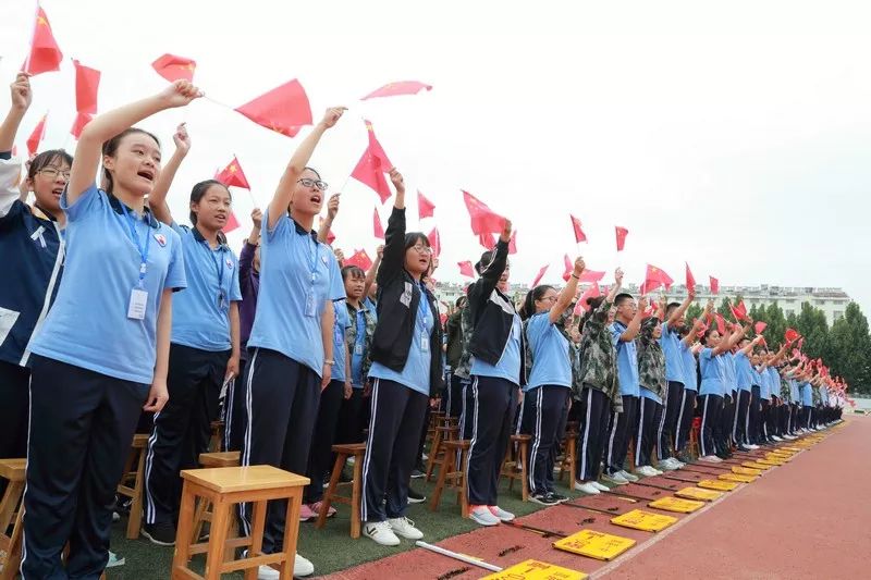 开学典礼上莒县一中唱响爱国主旋律