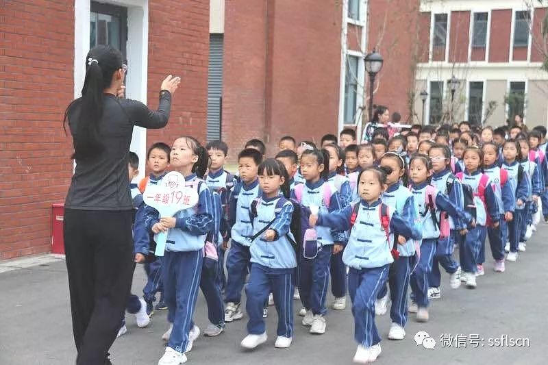 踏步轻歌秋风扬 飒爽英姿少年强--记宿苏外最