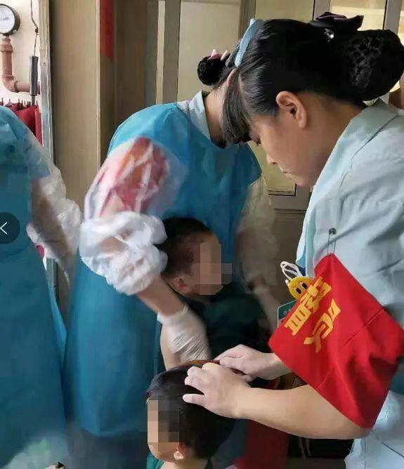 「十点她言」原创父母车祸当场身亡，6岁哥哥安慰2岁妹妹别哭：世上有一种爱，叫兄长
