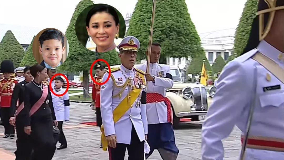 泰国小王子鞋带松了，侍卫双膝跪下为他系上，这样的教育太失败了