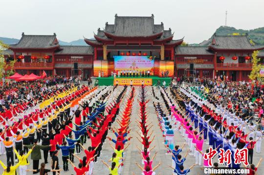 第二届全国农民广场舞大赛湖北宜昌启幕