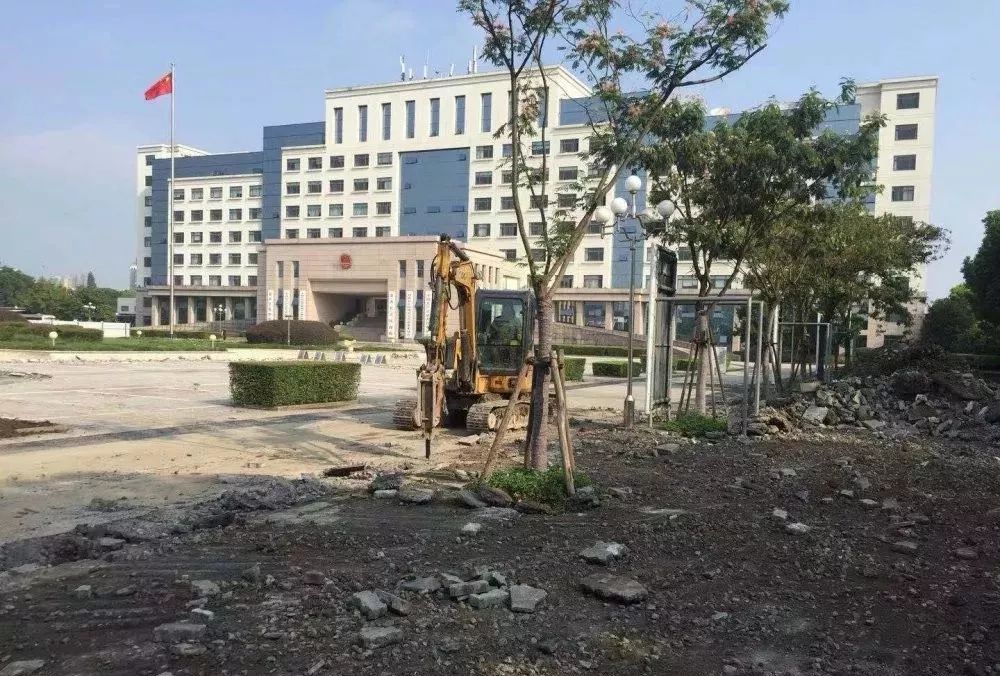 嘉善县人民政府南广场安防综合整治工程近日开工建设.