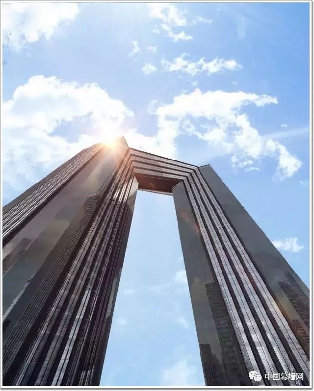 工程方大用黑皮衣塑造成都领地环球金融中心领袖气质